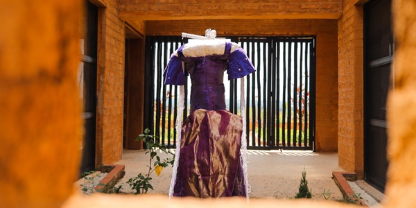 Exhibition: Aso là ´nkí, kí a tó ki ènìyàn – We greet the cloth before we greet its wearer